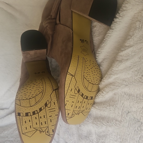 NOWT Bella Vita Tan Suede Ankle Booties - Picture 4 of 8